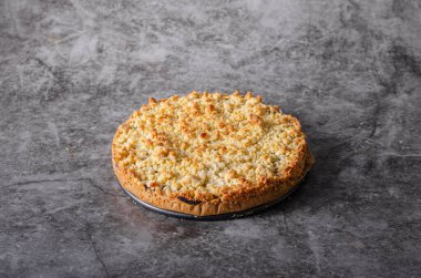 Böğürtlenli basit ve lezzetli turta.