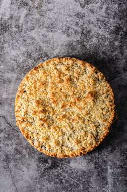 Böğürtlenli basit ve lezzetli turta.