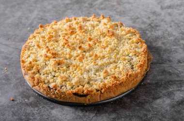 Böğürtlenli basit ve lezzetli turta.