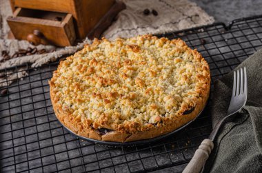 Böğürtlenli basit ve lezzetli turta.