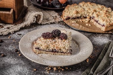 Böğürtlenli basit ve lezzetli turta.