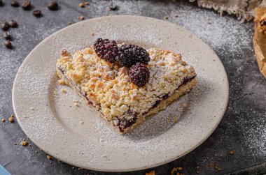 Böğürtlenli basit ve lezzetli turta.