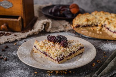 Böğürtlenli basit ve lezzetli turta.