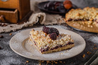 Böğürtlenli basit ve lezzetli turta.