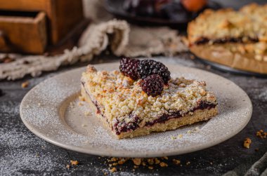 Böğürtlenli basit ve lezzetli turta.