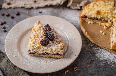 Böğürtlenli basit ve lezzetli turta.