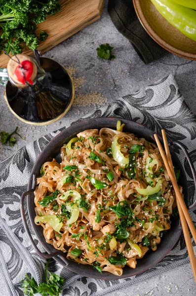 Knusprige Nudeln Mit Gebratenem Huhn Frischem Gemüse Und Sojasauce — Stockfoto