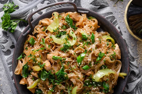 Macarrão Crocante Com Frango Assado Legumes Frescos Molho Soja — Fotografia de Stock