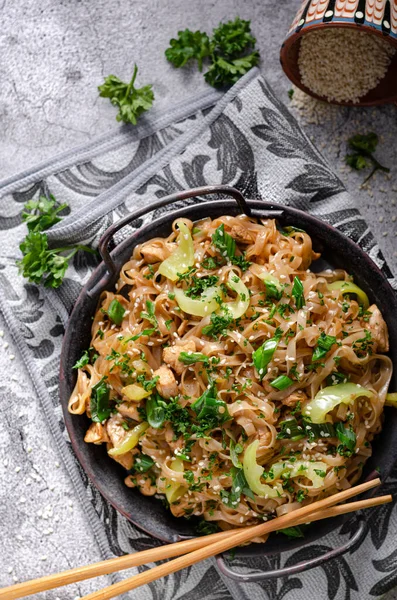 Knusprige Nudeln Mit Gebratenem Huhn Frischem Gemüse Und Sojasauce — Stockfoto