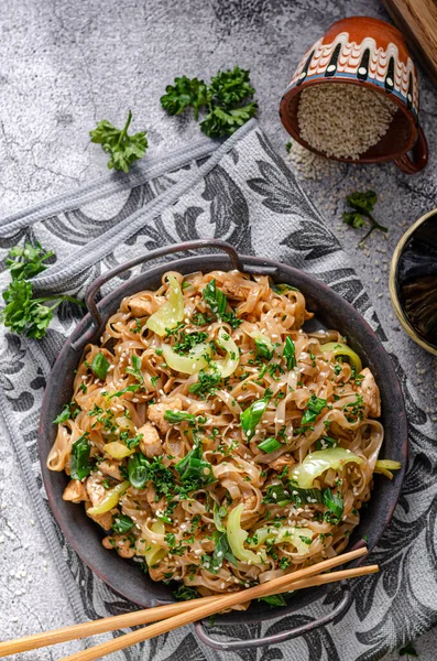 Fideos Crujientes Con Pollo Asado Verduras Frescas Salsa Soja — Foto de Stock