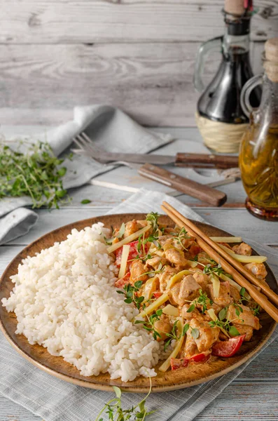 Kryddig Och Varm Röd Curry Med Grönsaker Kött Och Ris — Stockfoto