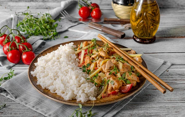 Kryddig Och Varm Röd Curry Med Grönsaker Kött Och Ris — Stockfoto