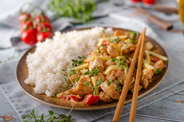 Kryddig Och Varm Röd Curry Med Grönsaker Kött Och Ris — Stockfoto