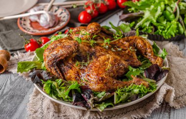 Sarımsaklı tavuk ve taze salata ve sebze.