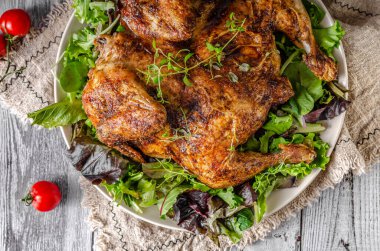 Sarımsaklı tavuk ve taze salata ve sebze.