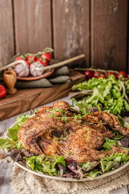 Sarımsaklı tavuk ve taze salata ve sebze.