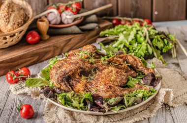 Sarımsaklı tavuk ve taze salata ve sebze.