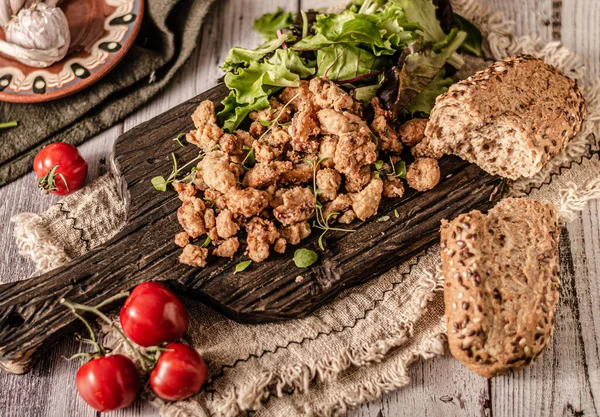 Delizioso Cibo Grasso Ciccioli Fritti Carne Maiale Con Aglio — Foto Stock