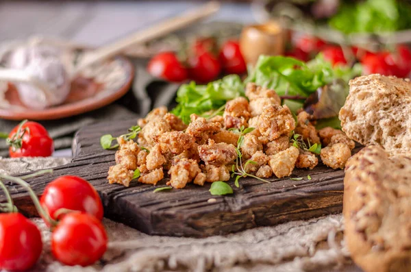 Heerlijk Vet Voedsel Gebakken Kanen Varkensvlees Met Knoflook — Stockfoto