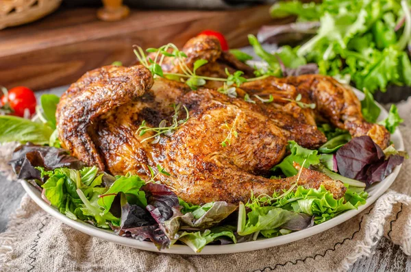 Knoflook Gegrilde Kip Met Verse Salade Groenten — Stockfoto