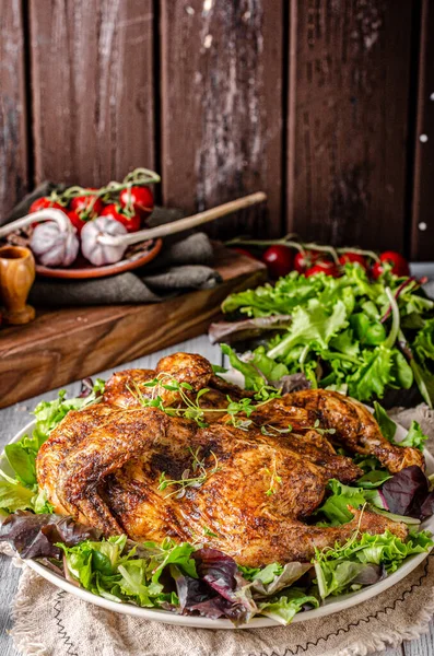 Gegrilltes Hühnchen Vom Knoblauch Mit Frischem Salat Und Gemüse — Stockfoto