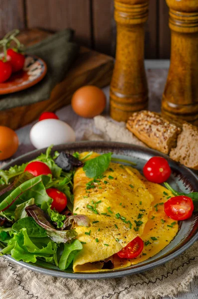 Delicious Simple Egg Omelette Herbs — Stock Photo, Image