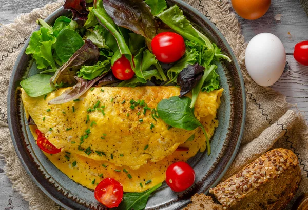 Heerlijke Eenvoudige Eiomelet Met Kruiden — Stockfoto