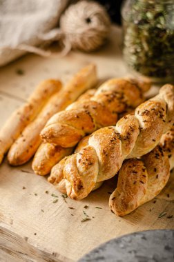 Kimyon ve deniz tuzlu ev yapımı lezzetli tuzlu çubuklar.