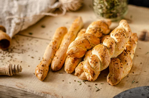 Kimyon ve deniz tuzlu ev yapımı lezzetli tuzlu çubuklar.