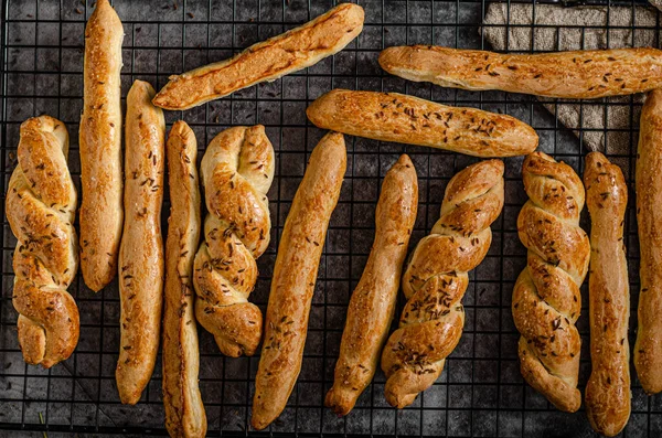 Kimyon ve deniz tuzlu ev yapımı lezzetli tuzlu çubuklar.