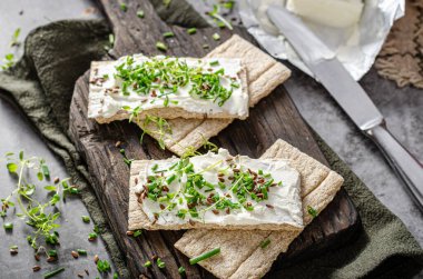 Taze peynir ve otlarla basit ama lezzetli bir atıştırmalık.