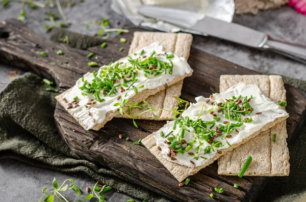 Lanche Simples Mas Delicioso Com Queijo Fresco Ervas — Fotografia de Stock