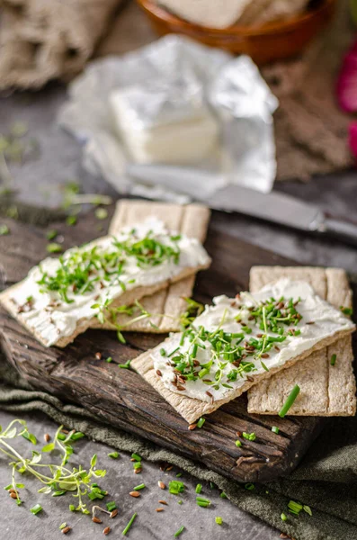 Einfache Aber Köstliche Jause Mit Frischkäse Und Kräutern — Stockfoto