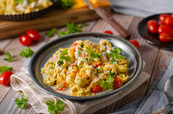 Tortellini Italiano Con Hierbas Salsa Queso —  Fotos de Stock