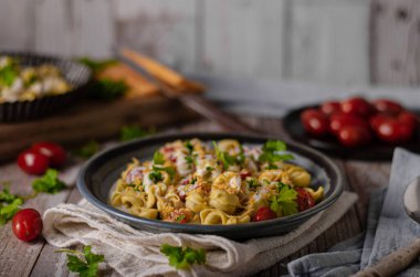 Bitki ve peynir soslu İtalyan tortellini