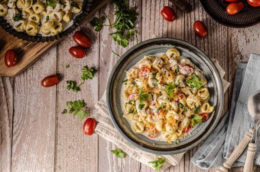 Bitki ve peynir soslu İtalyan tortellini