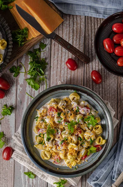 Tortellini Italiano Con Hierbas Salsa Queso —  Fotos de Stock