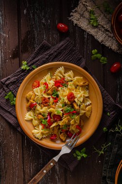 Domatesli körili makarna ve ızgara tavuk.