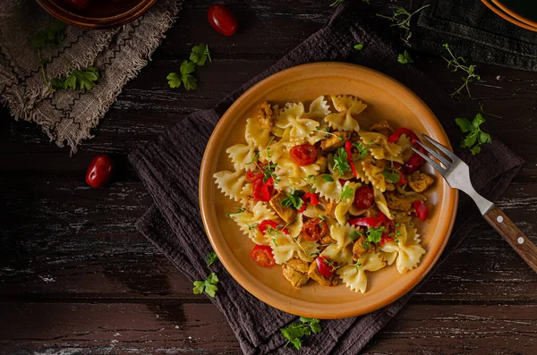 Pastas Frescas Curry Con Tomates Pollo Parrilla —  Fotos de Stock