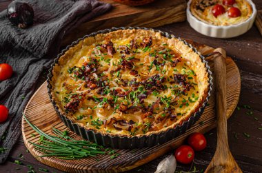 Kızarmış soğan ve kızarmış domuz pastırmalı lezzetli rustik kiş.