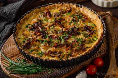 Kızarmış soğan ve kızarmış domuz pastırmalı lezzetli rustik kiş.