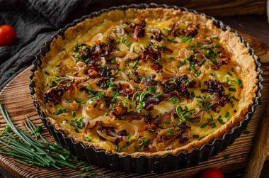 Kızarmış soğan ve kızarmış domuz pastırmalı lezzetli rustik kiş.