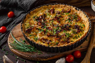 Kızarmış soğan ve kızarmış domuz pastırmalı lezzetli rustik kiş.