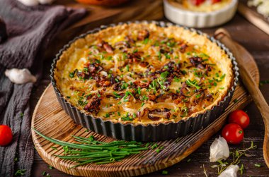 Kızarmış soğan ve kızarmış domuz pastırmalı lezzetli rustik kiş.