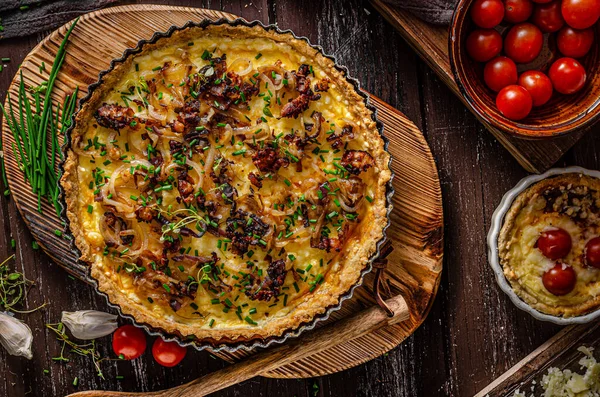 Läcker Rustik Quiche Med Rostad Lök Och Krispig Bacon — Stockfoto