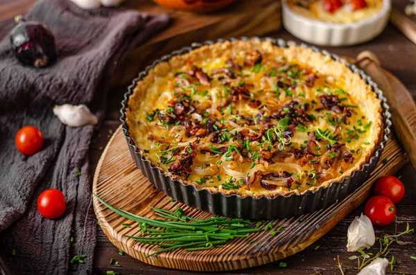 Läcker Rustik Quiche Med Rostad Lök Och Krispig Bacon — Stockfoto