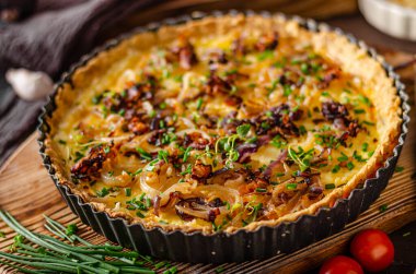 Kızarmış soğan ve kızarmış domuz pastırmalı lezzetli rustik kiş.