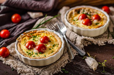 Biyolojik domatesli peynirli kiş.