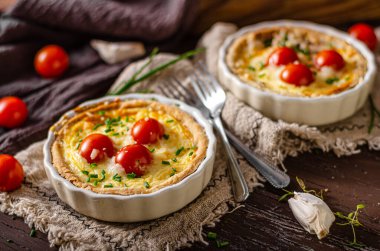 Biyolojik domatesli peynirli kiş.