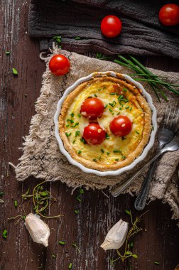 Biyolojik domatesli peynirli kiş.